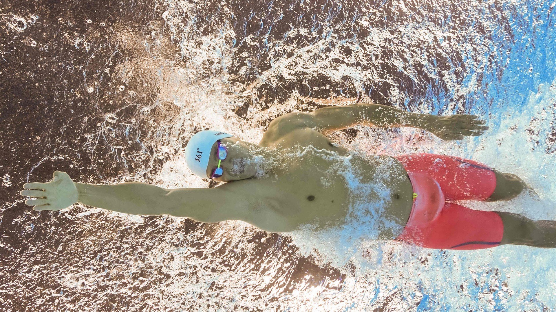 “青少年足球技能大赛激烈角逐，弘扬拼搏精神”，青少年足球实战智慧