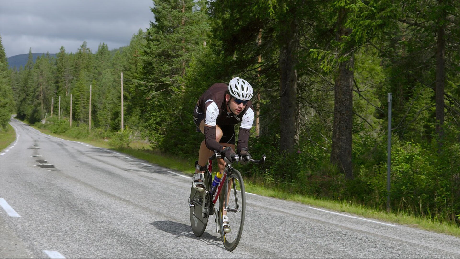 开云官网APP下载-从沙漠到雪原：多重气候下的极限竞速，沙漠越野难度